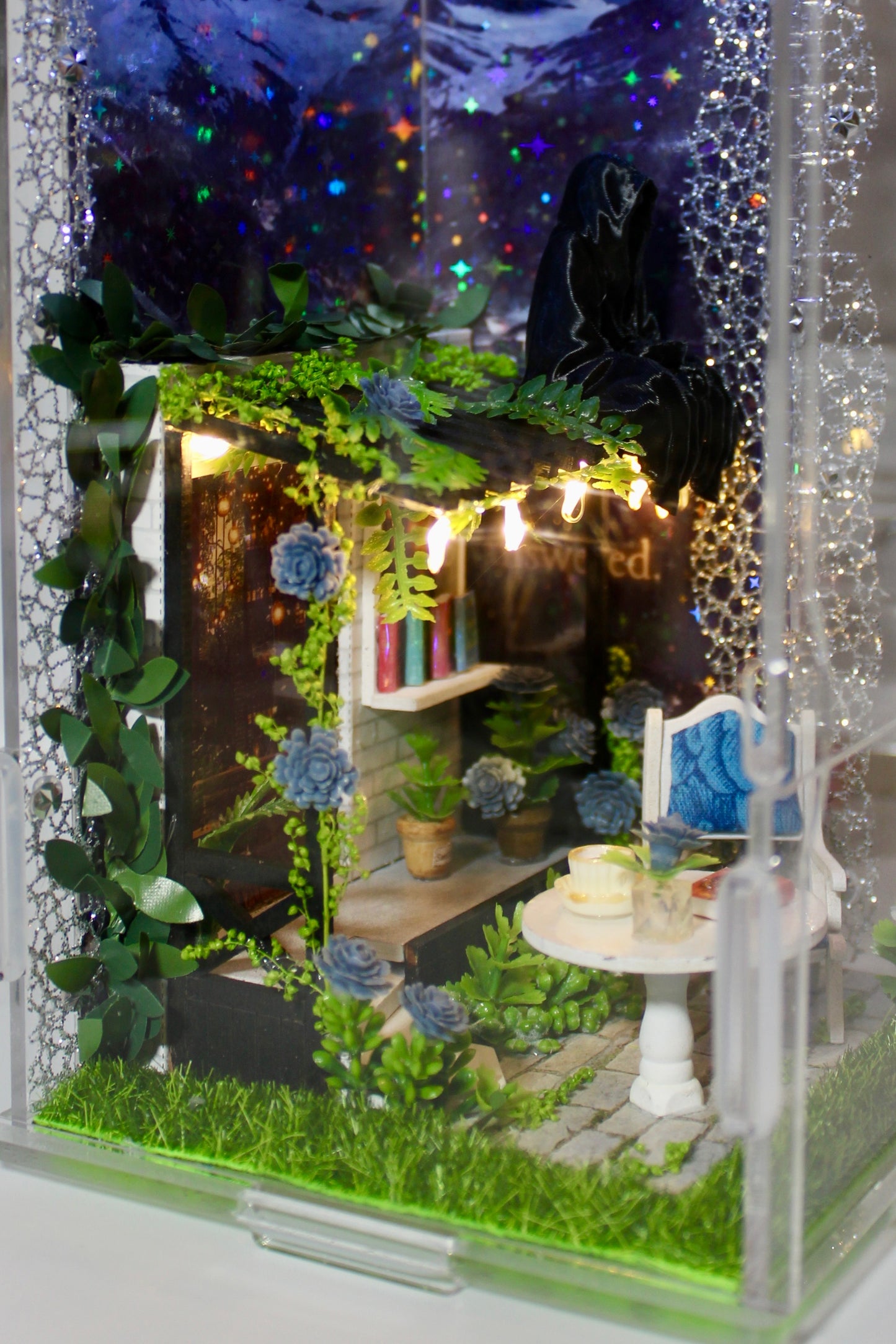 Dining in Velaris Spooder Enclosure